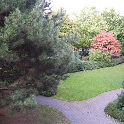 Sonnendurchflutete Wohnung mit drei Zimmern und Loggia in Neuss-Norf