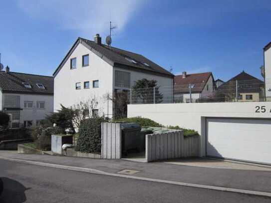 3 Zi.-Wohnung mit Südbalkon im 1. OG eines kleinen 3FH, inkl. Garage u. Stellplatz