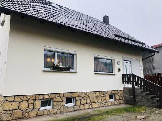 Günstiges 6-Zimmer-Einfamilienhaus in Schwarza, sofort bezugsfähig