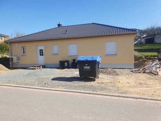neuwertiger und moderner Winkelbungalow in Gersheim/Saarland