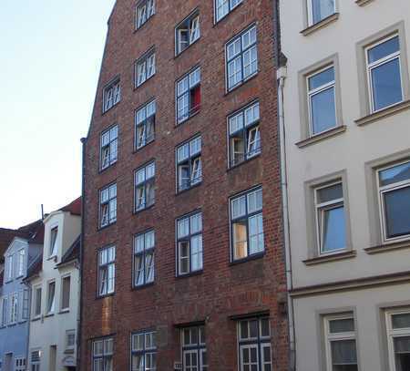 Hier lässt es sich aushalten! Traumhafte 3 Zimmer-Altstadt-Wohnung, sofort anmietbar!