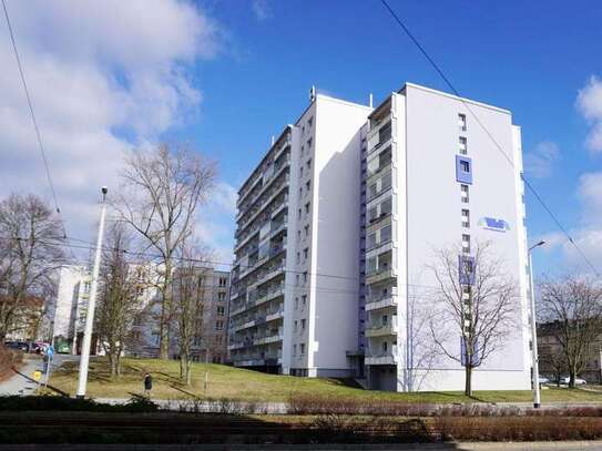 Kleine Seniorenwohnung in zentraler Lage mit Badewann, Balkon und Aufzug!