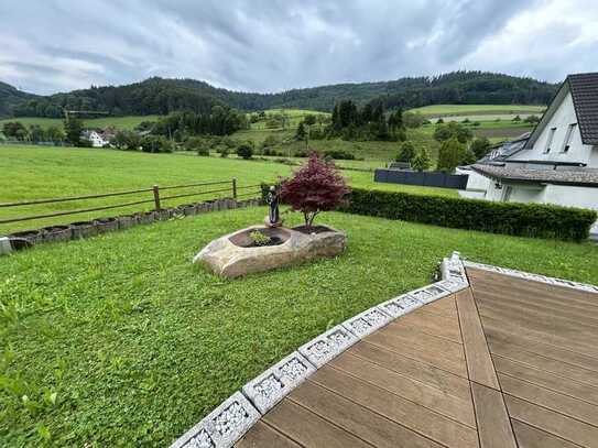 TOP: Modernes Einfamilienhaus mit PV-Anlage, gehobene Ausstattung, mitten in der Natur