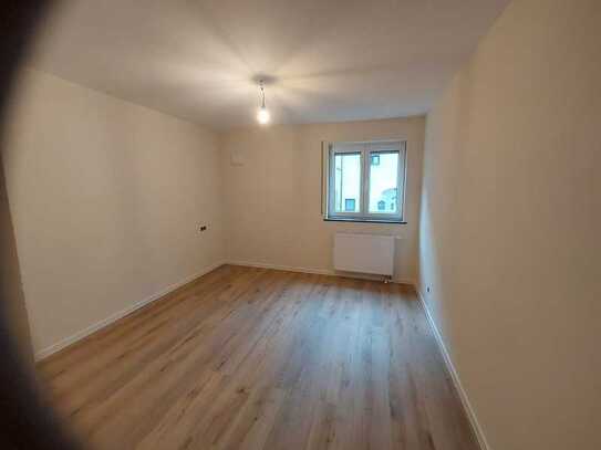 Stilvolle, vollst. renovierte 2-Raum-Hochparterre-Wohnung mit geh. Innenausstattung mit Balkon