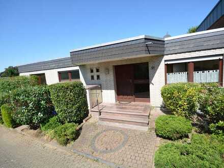 Zentrumsnaher Bungalow mit Schwimmbad in Stommeln!