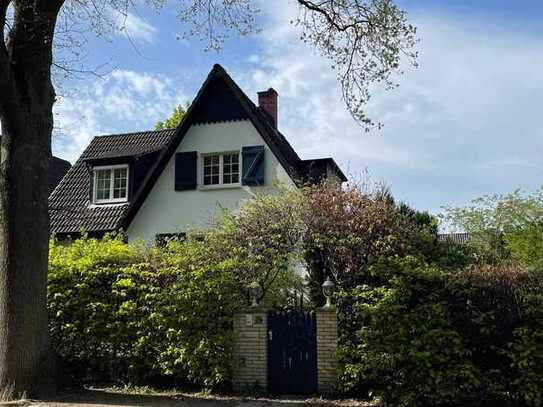 Einfamilienhaus mit einem großzügigen Garten und ausgebauter Garage