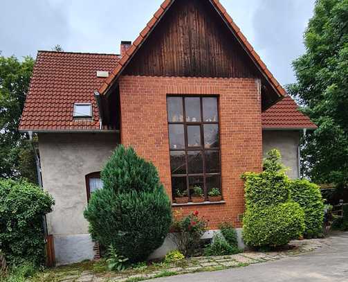 Zweifamilienhaus mit Gärten und großer Scheune