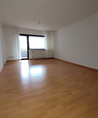 Großzügige 2-Zimmerwohnung mit Balkon, Stellplatz und Keller