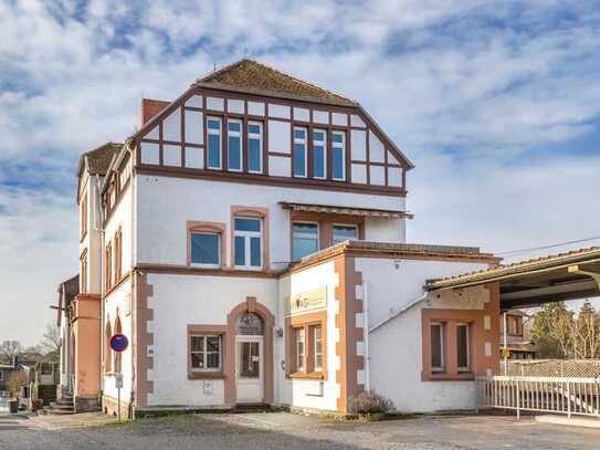 PENSION IM HISTORISCHEN BAHNHOFSGEBÄUDE! Ideale Gelegenheit für Investoren – Pension mit 8 Zimmern