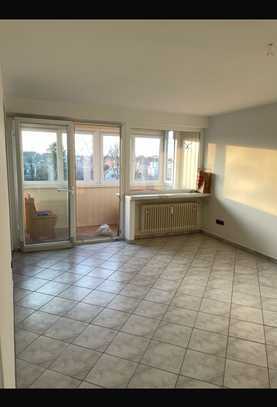 Ansprechende 2-Zimmer-Wohnung mit Balkon mit Wintergarten und Einbauküche in Augsburg