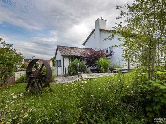 Helles Einfamilienhaus mit gepflegtem Garten in ruhiger Nachbarschaft