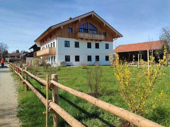 Stilvolle 3,5-Raum-Wohnung mit Balkon in Holzkirchen/Kleinhartpenning