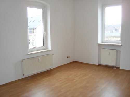 * Günstige DG 2-Zimmer mit Wannenbad und großer Küche in ruhiger Lage! *