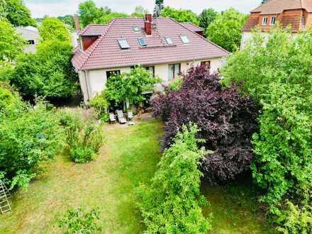 Haus mit idyllischem Garten in guter Lage