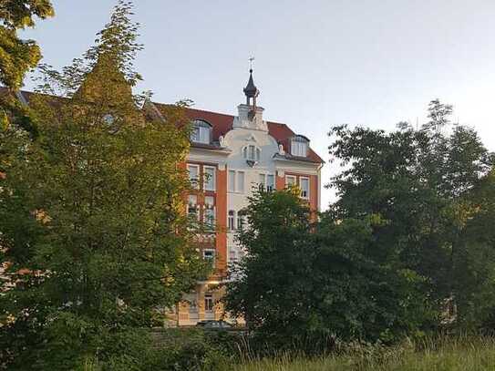 Freundliche und sanierte 2-Zimmer-Hochparterre-Wohnung mit Balkon in Meißen