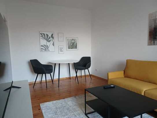 Neu möblierte, helle 2-Zimmer Altbauwohnung mit neuer Küche und mit Balkon in Adlershof