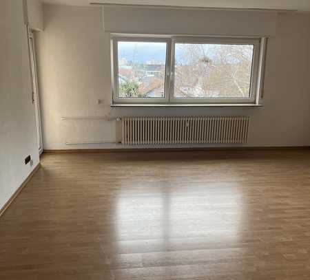 Bezugsfreie 3 ZKB Wohnung in ruhigem 8 FH. mit Balkon - gepflegter Zustand