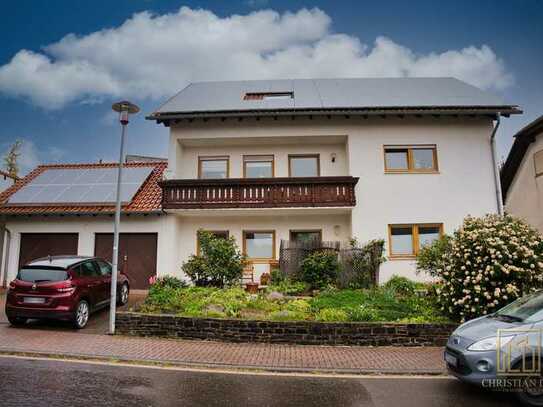 Christian Dik Immobilien / Gepflegtes 3-Familienhaus mit viel Platz & Solaranlage