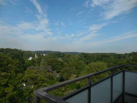 Gepflegte 2,5-Zimmer-Penthouse-Wohnung mit Balkon und Einbauküche in Essen