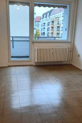 PROVISIONSFREIE bezugsfreie modernisierte 2-Zimmer Wohnung mit Balkon in Berlin Charlottenburg