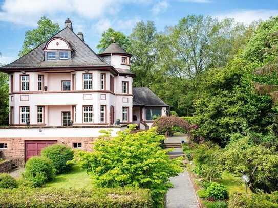 Enkenbach-Alsenborn:
Stilvolles, villenartiges Wohnhaus mit 4.837m² großem, parkähnlichem Grundst.