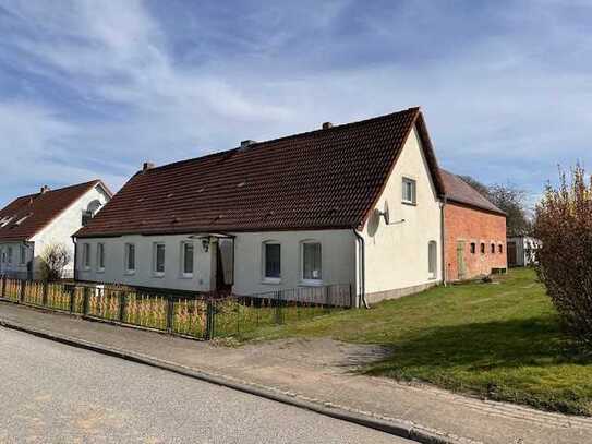 Sanierungsbedürftiges Wohnhaus mit Nebengelass in ruhiger Dorflage