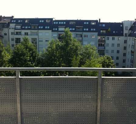 Sonnige Dachgeschosswohnung mit offener Küche und Balkon