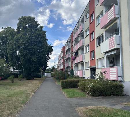 Direkt einziehen! Gut geschnittene 3-Zimmer-Wohnung in zentraler Lage von Köln-Heimersdorf