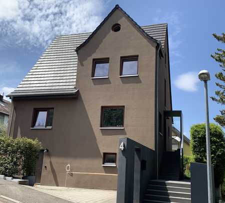 Helle 2-Zimmer-Maisonette DG-Wohnung für Einzelmieter komplett möbliert und hochwertig ausgestattet.