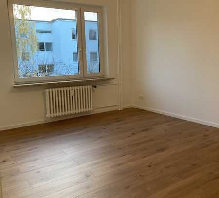 Schöne Wohnung im Grünen | 3 Zimmer mit Balkon | Nur Wenige Schritte zum Britzer Garten