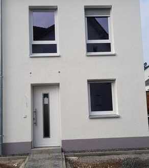Freundliches 5-Zimmer-Haus mit Garten, Einbauküche in Hanau-Steinheim