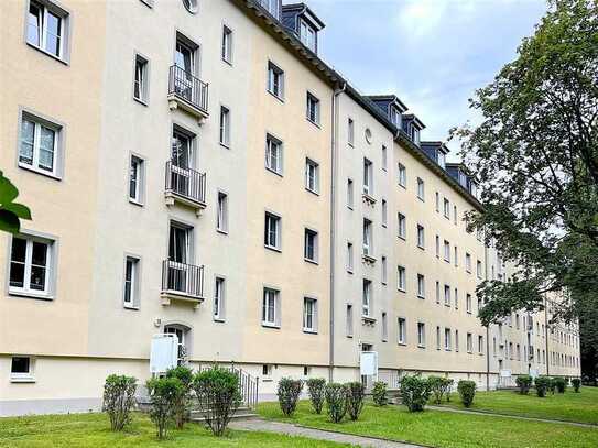 Frisch renovierte Singlewohnung mit Balkon und Dusche am Schloßteich!