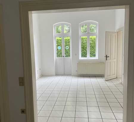 Schöne, individuelle, teils offene 3 Zimmer Altbauwohnung, mit hohen Decken in zentraler Lage.