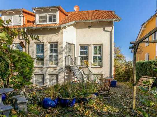 Doppelhaushälfte mit Carport, Garten mit Terrasse und Gartenhaus und Tageslichtbädern