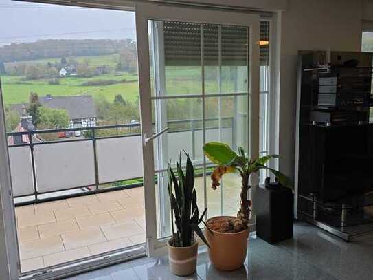 Schöne und neuwertige 3-Raum-DG-Wohnung mit Balkon, tollem Blick ins Grüne und gehobener Ausstattung