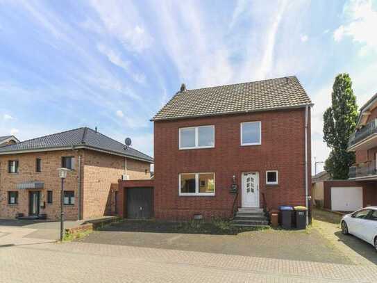 Einladendes Familienidyll: Freistehendes Einfamilienhaus mit Garage, Carport und Terrasse