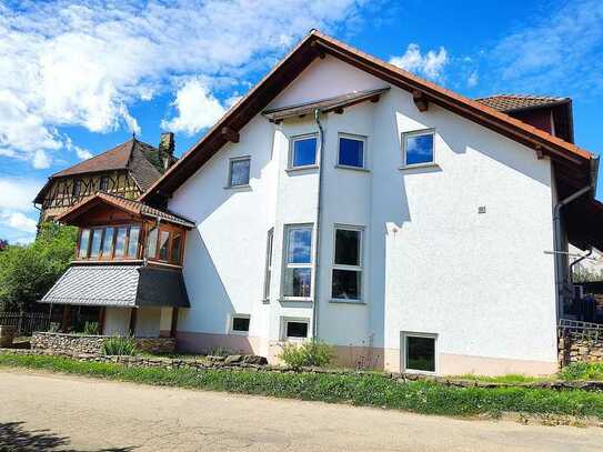 Randlage mit Weitblick, sehr schönes Einfamilienhaus DHH mit Loggia, Garten, Kamin EBK, viel Platz