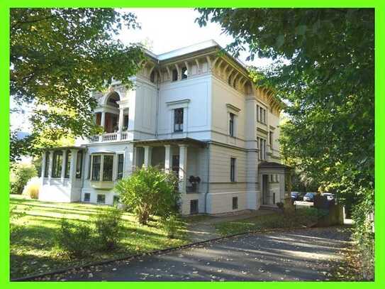 Große moderne Wohnung (DG) in denkmalgeschützter Villa, mit Dachterrasse und PKW-Stellplatz