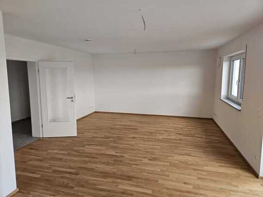 Erstbezug mit Balkon: Geschmackvolle 3-Zimmer-Wohnung mit gehobener Innenausstattung in Pentling