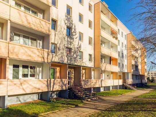 Lichtdurchflutete Wohnung mit Balkon & praktischer Nähe zu Bildungseinrichtungen. Ab August !