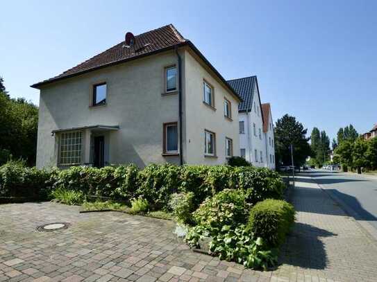 Charmantes Zweifamilienhaus in zentraler Lage mit einladendem Garten.