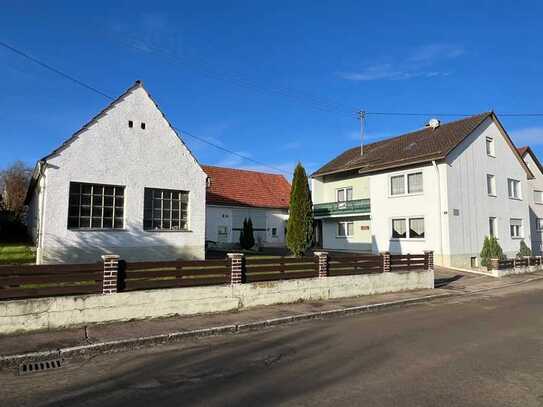 Ehem. Hofstelle auf knapp 2000m², mit Wohnhaus, Nebengeb., Stadl u. Garage bei Rain!