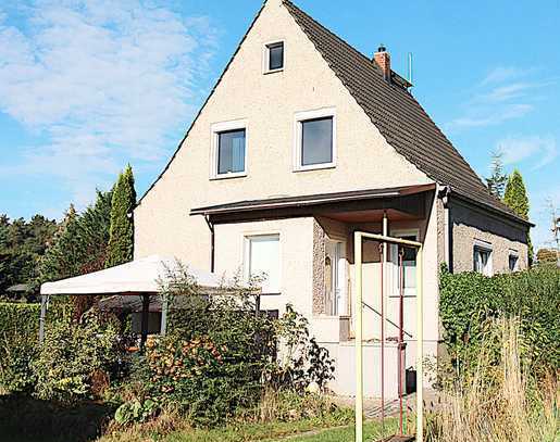 Einfamilienhaus im Grünen mit freiem Blick über das Feld, in Wald- und Badesee-Nähe