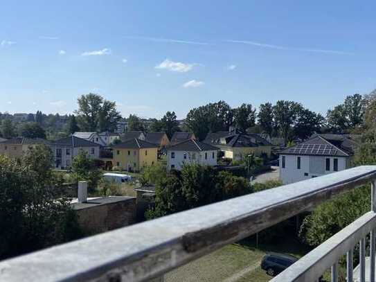 Schöne vollst. renov. 3-Raum-Dachgeschosswohnung (klimatisiert) mit geh. Innenausstattung und Balkon