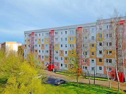 3-Raum-Wohnung mit Aufzug, Badewanne und PKW-Stellplatz! Bezug ab 01.06.23 möglich!