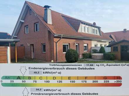 Energiesparsame Doppelhaushälfte mit Carport und Garten