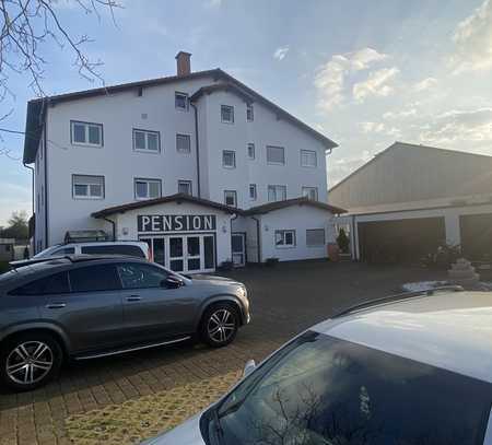 GRÜNSTADT - Freistehendes Wohn- u. Geschäftshaus / 4 Wohnungen + Pension + 10 x Stpl. + 3 Garagen