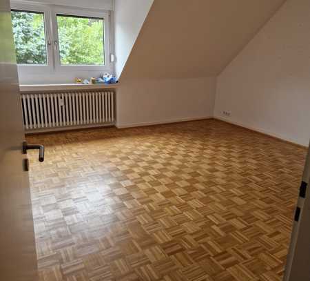 Freundliche und gepflegte 3-Raum-DG-Wohnung mit Balkon in Krefeld