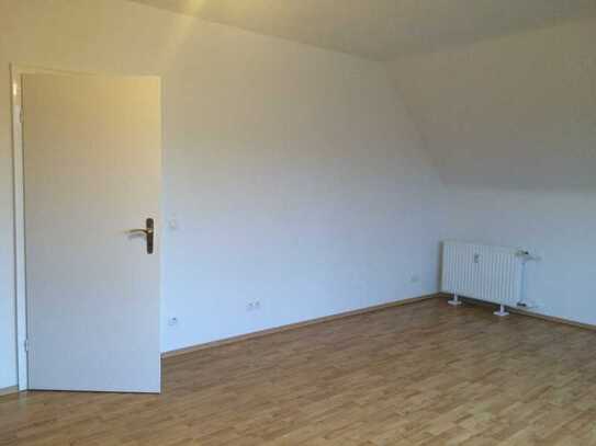 Nähe Herzberg, 2 große Zimmer, 2 Balkone, Küche, Badewanne mit Duschwand, 75m²