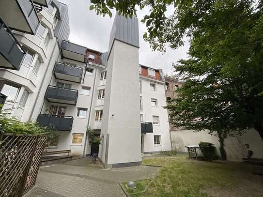 Unrenovierte 3-Zimmer-Wohnung mit Balkon, Nähe Stadtpark